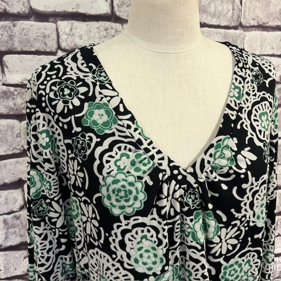 Charter Club Black, White & Green V-Neck Blouse Size 1X - Picture 2 of 9